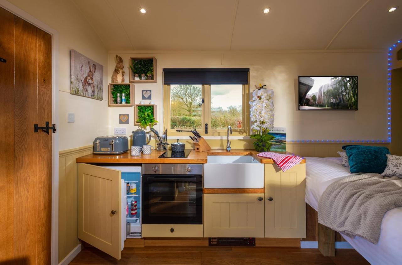 Hillside View Shepherds Hut - Ockeridge Rural Retreats Little Witley Exteriér fotografie