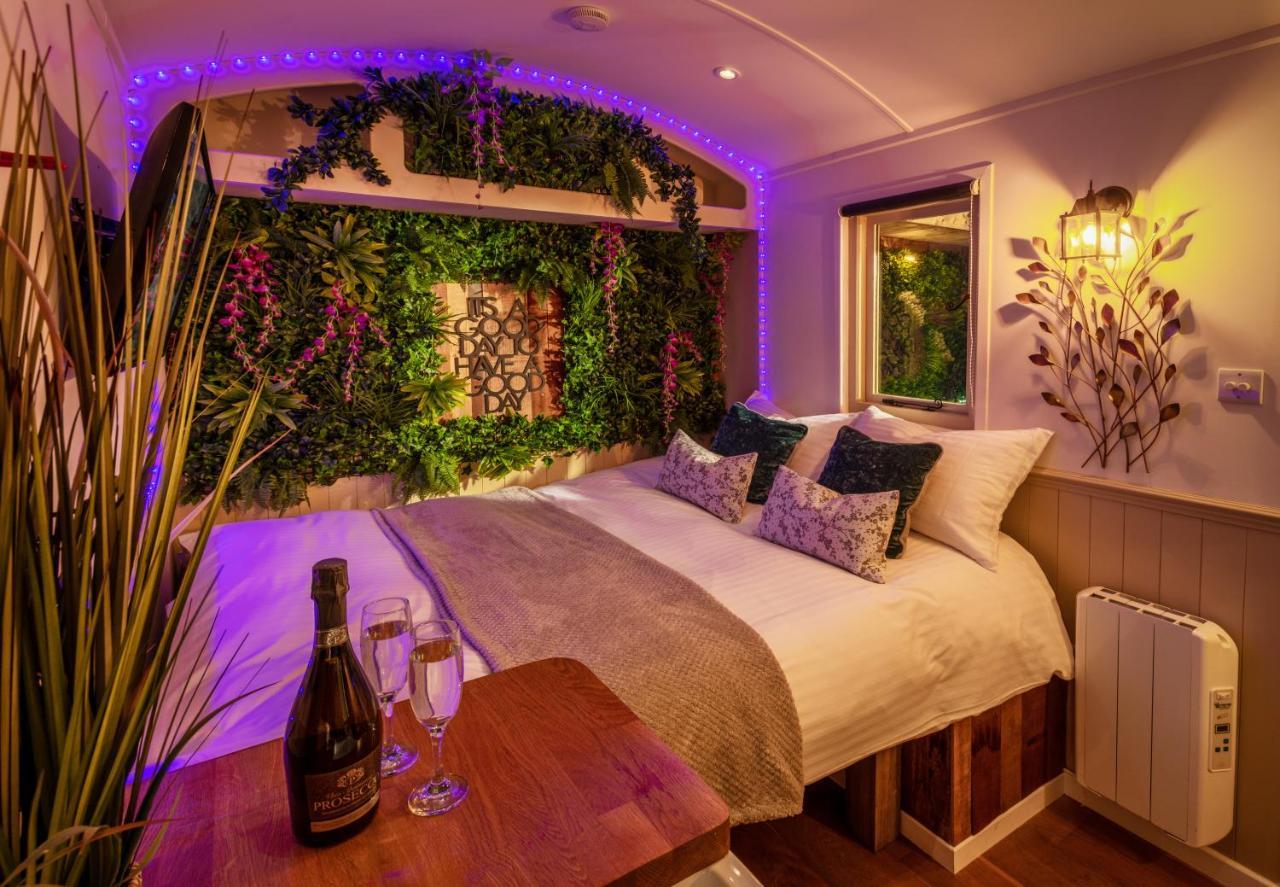 Hillside View Shepherds Hut - Ockeridge Rural Retreats Little Witley Exteriér fotografie