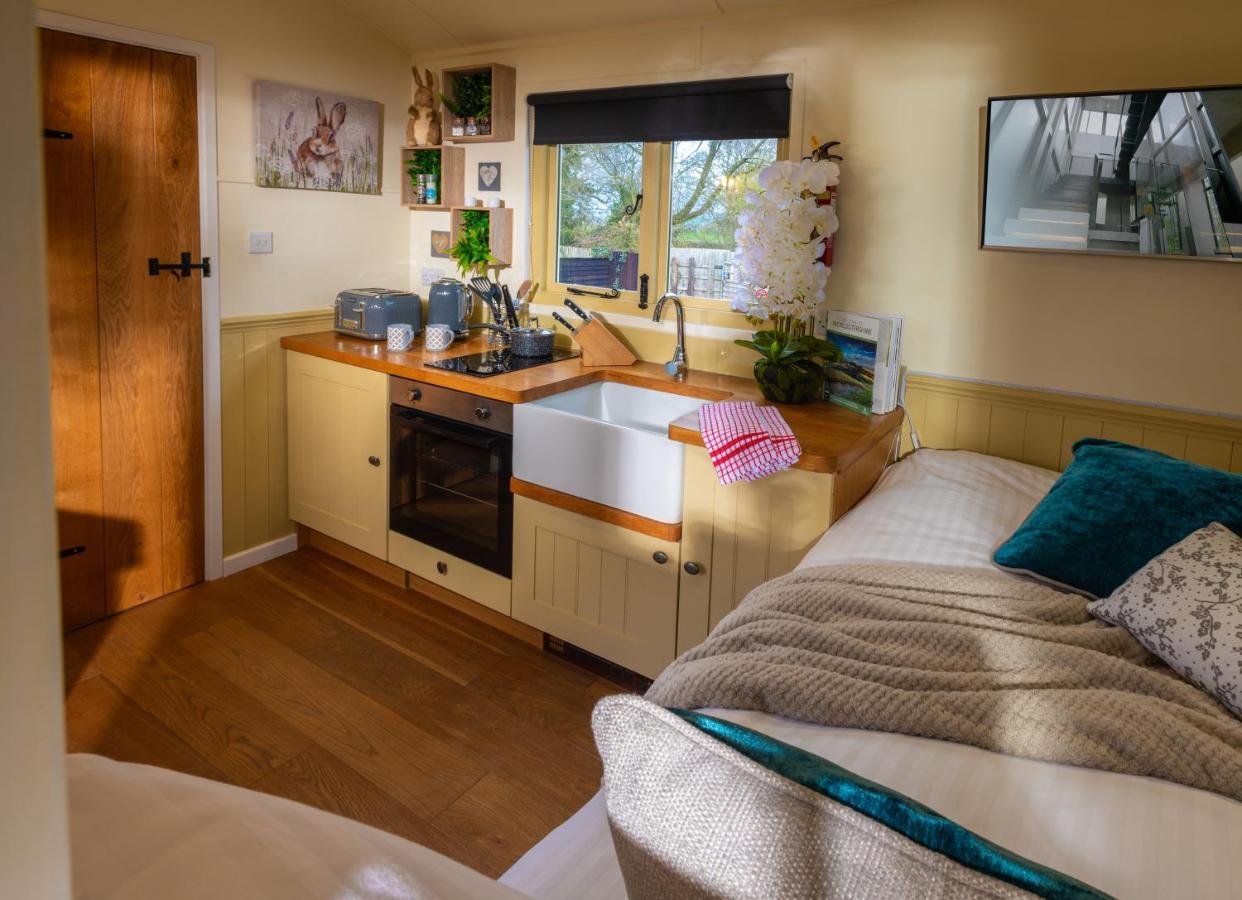 Hillside View Shepherds Hut - Ockeridge Rural Retreats Little Witley Exteriér fotografie