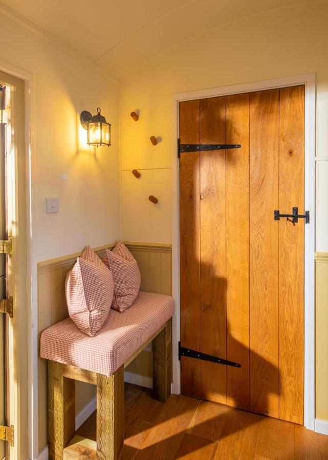 Hillside View Shepherds Hut - Ockeridge Rural Retreats Little Witley Exteriér fotografie