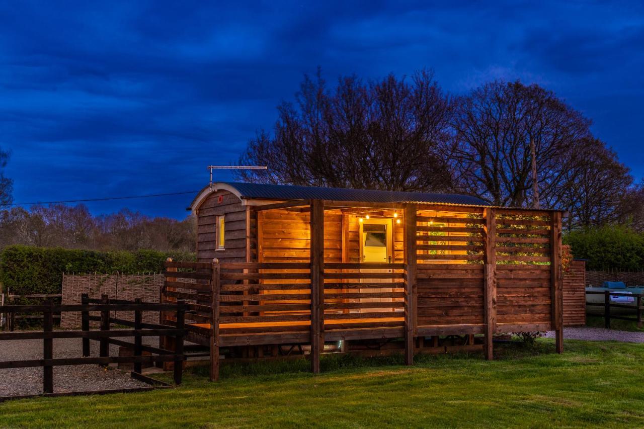 Hillside View Shepherds Hut - Ockeridge Rural Retreats Little Witley Exteriér fotografie